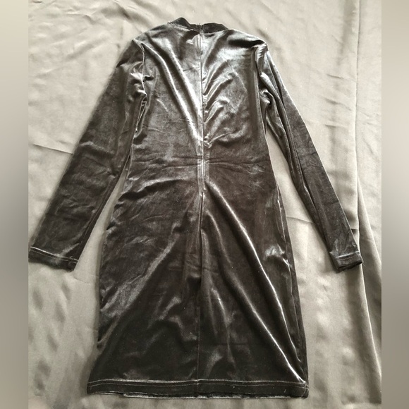 Elegant Black Velvet Dress - Picture 9 of 12